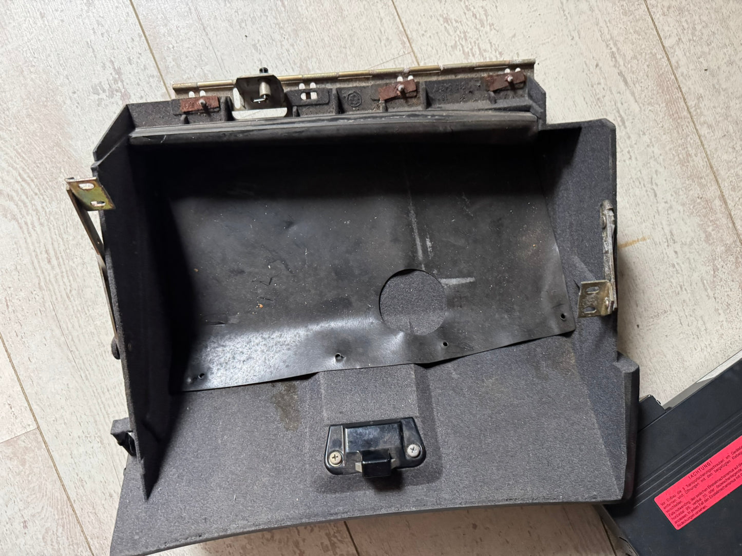 BMW E23 Armaturenbrett-Handschuhfach – Schwarz – OEM – Spätes Modell – Teilenummer 51161915548 (Gebraucht)