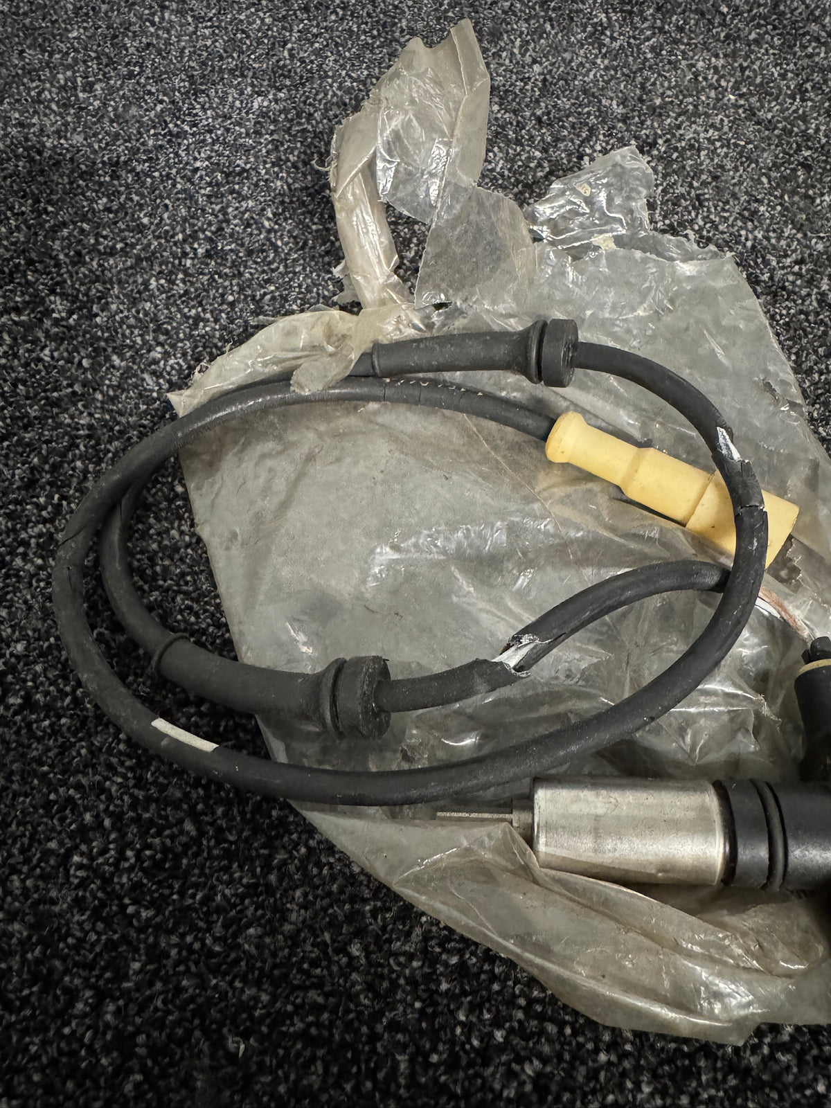 Bosch BMW E23 / E24 / E28 Front ABS Wheel Speed Sensor – NOS with Cable Cover Damage – 0265001029
