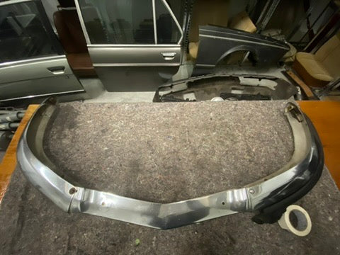 BMW E9 Frontstoßstange – Guter Zustand (Original) inklusive Gummileiste / Stoßschutz (Fahrerseite)