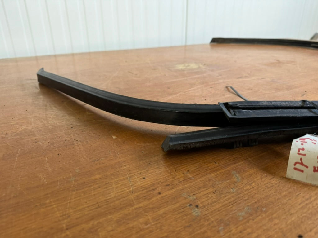 BMW E12 Voorbumper Rubberen Sierlijst Set – Gebruikt, Origineel