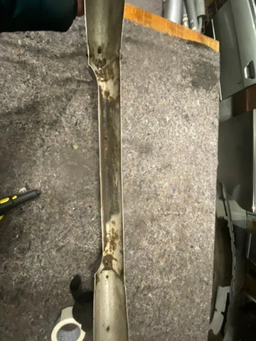 BMW E9 Frontstoßstange – Guter Zustand (Original) inklusive Gummileiste / Stoßschutz (Fahrerseite)