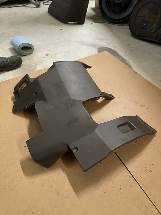 BMW E28 Schop Paneel – Bruine Under-Dash Cover (Bestuurderszijde) – Lichte Beschadiging