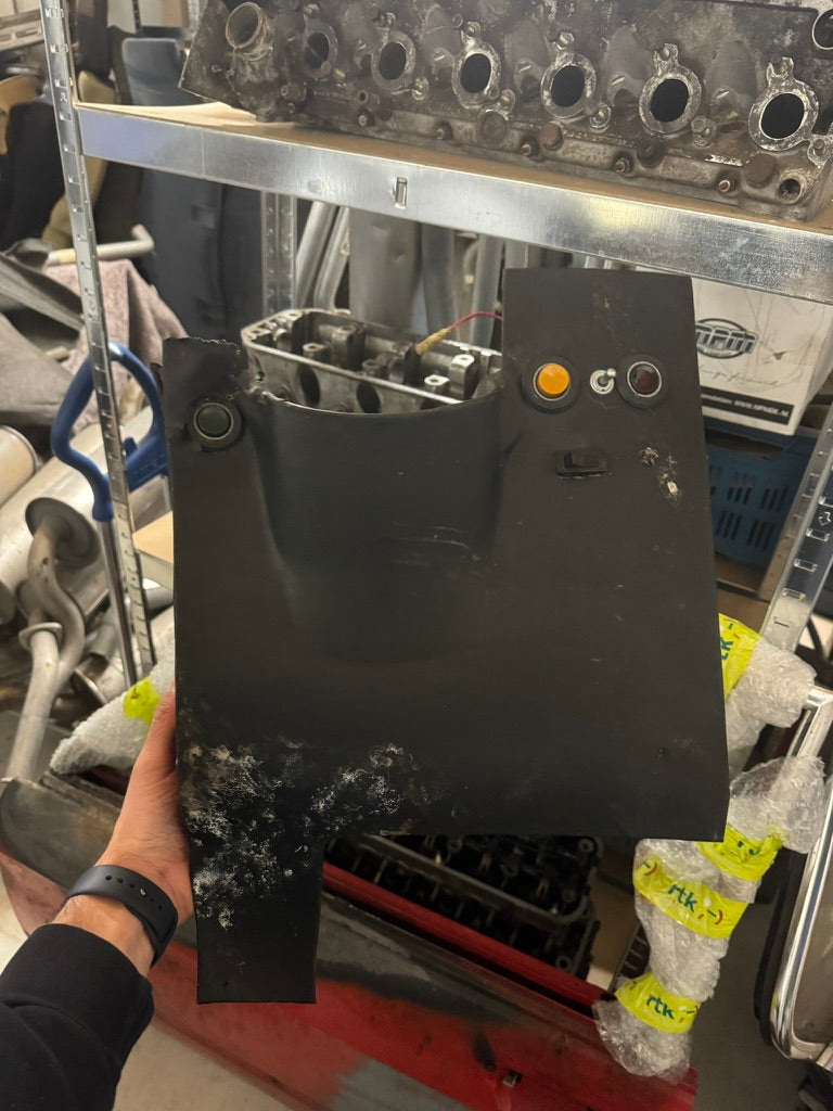 BMW E3 bestuurderszijde kickpanel / onderste dashboardpaneel – Zeldzaam, gebruikt