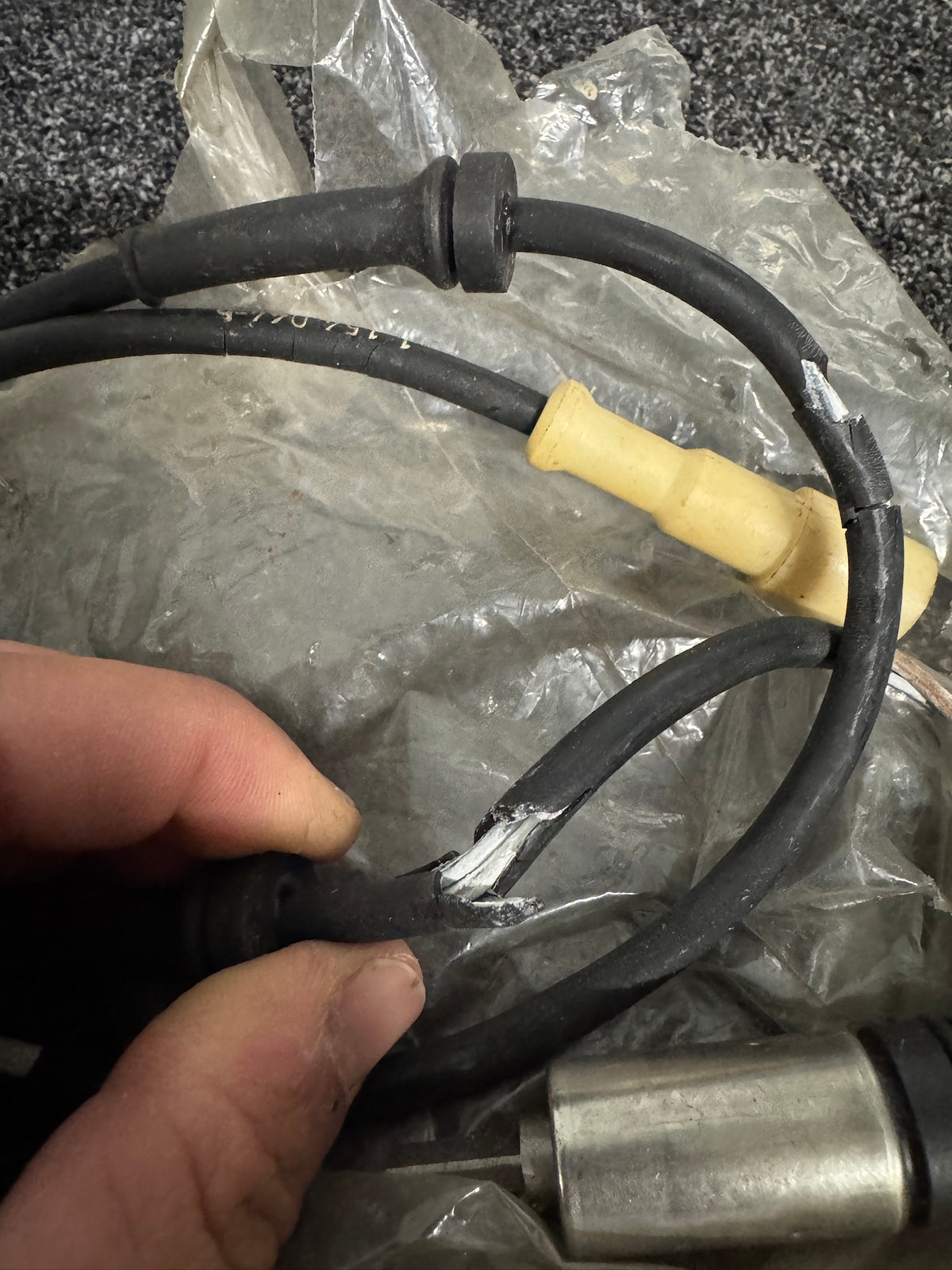 Bosch BMW E23 / E24 / E28 Front ABS Wheel Speed Sensor – NOS with Cable Cover Damage – 0265001029