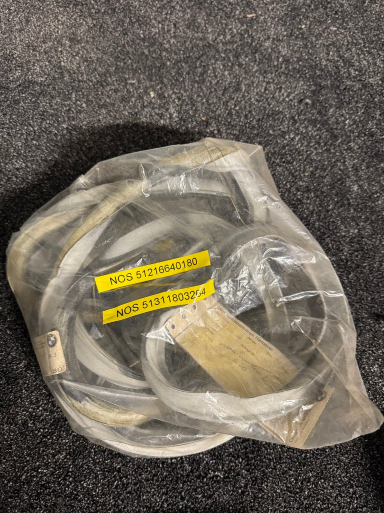 Genuine BMW Neue Klasse Front Left Door Seal – NOS – 51216640180