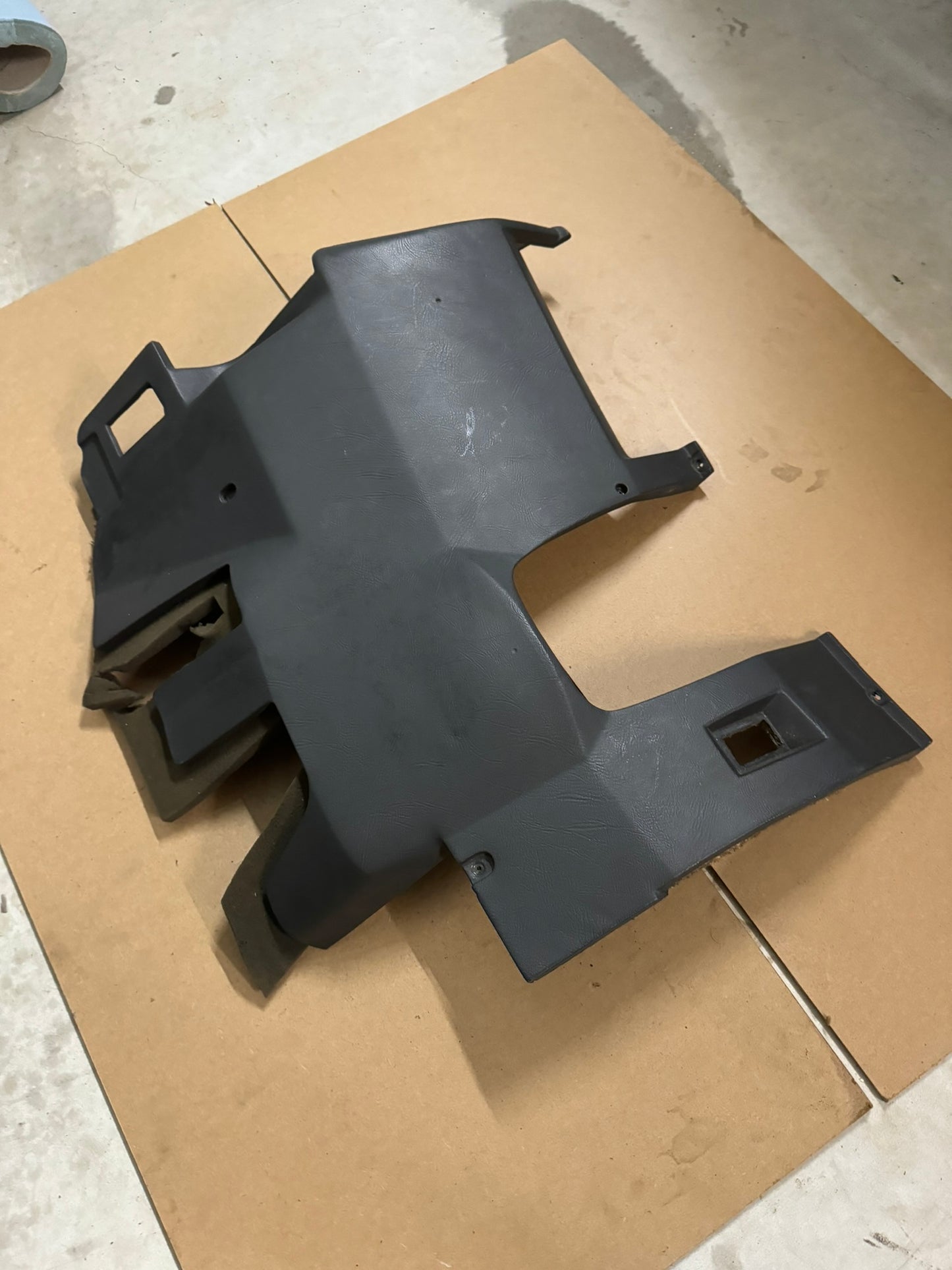 BMW E28 Fußraumverkleidung – Schwarze Abdeckung unter dem Armaturenbrett (Fahrerseite, Linkslenker)