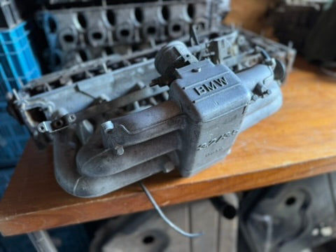 BMW M30 Komplette Ansaugbrücke / Zylinderkopf – 1708843