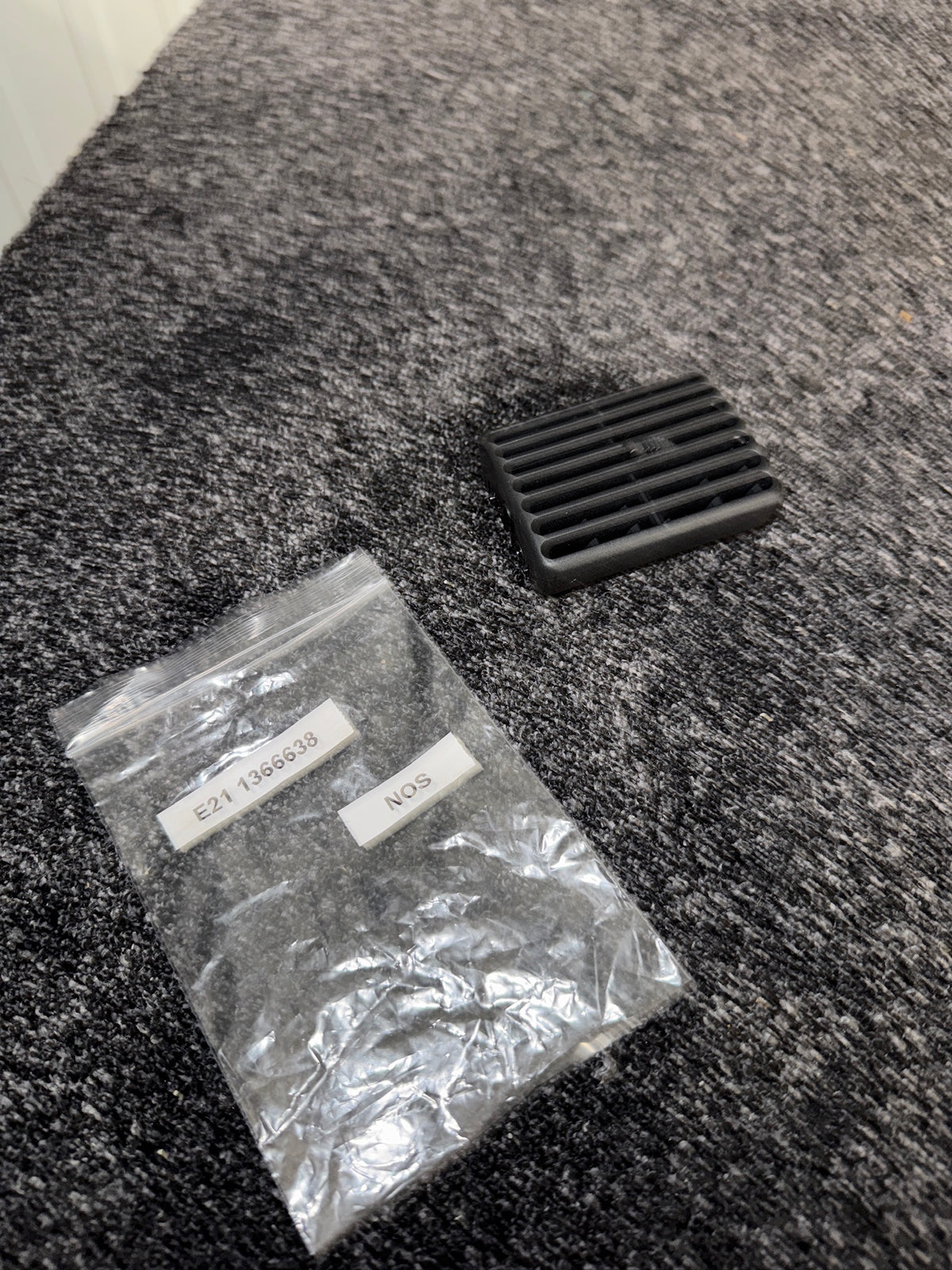 Genuine BMW E21 Center/Left Fresh-Air Vent Grille – 64221366638 NOS