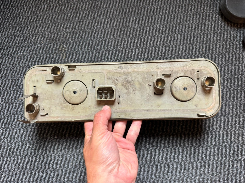 Original BMW E3 Rückleuchtenglühbirnenhalter – linke Seite 225201-U3