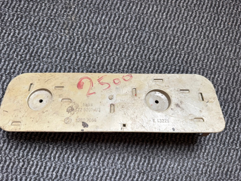 Original BMW E3 Rückleuchtenglühbirnenhalter – linke Seite 225201-U3
