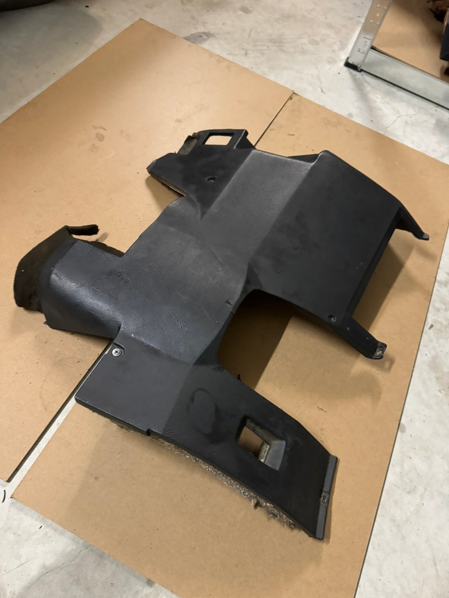 BMW E28 Schop-paneel – Zwarte bekleding onder dashboard (bestuurderszijde, LHD) – Lichte schade