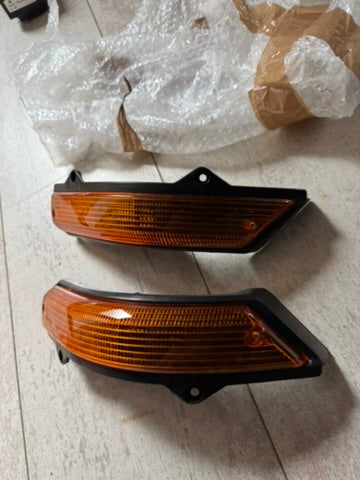 BMW E12 Blinker vorne mit Fassungen – Neues Aric Set