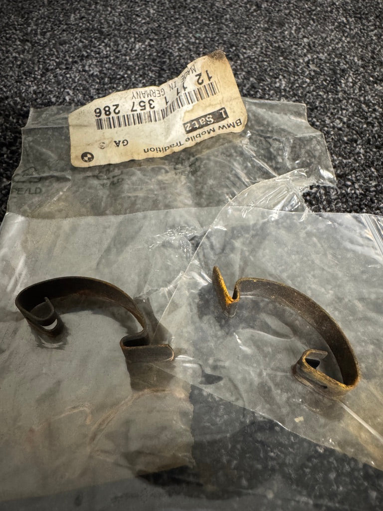 Genuine BMW Distributor Cap Retaining Clip Set – 2 Pieces – NOS – 12111357286