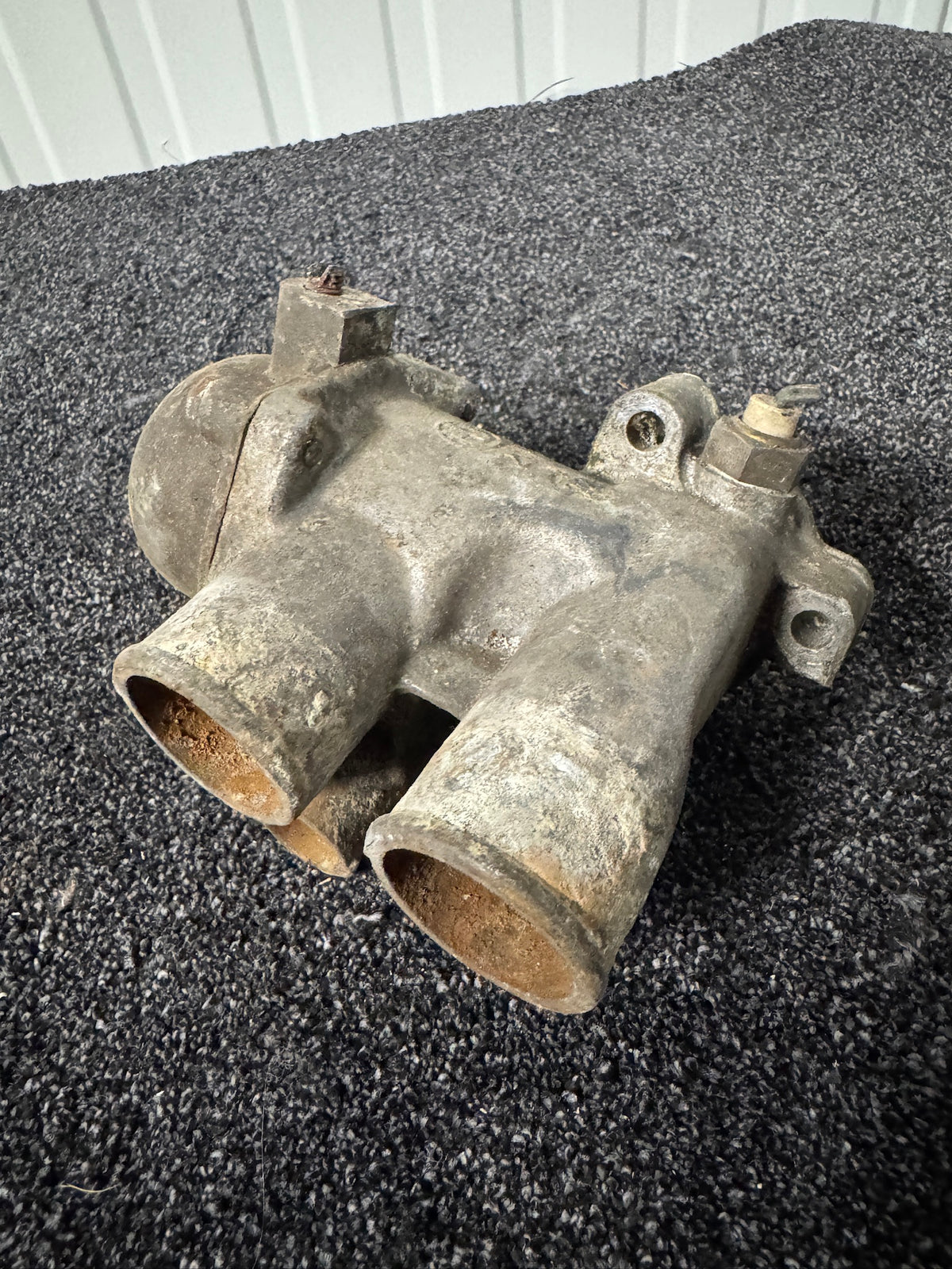 Genuine BMW M30 Complete Thermostat Housing 1972 (11531250352)