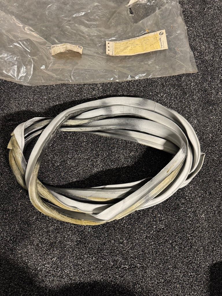 Genuine BMW Neue Klasse Front Left Door Seal – NOS – 51216640180