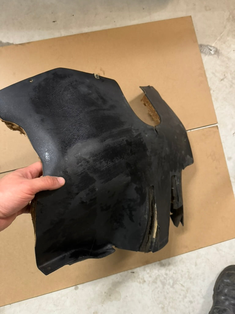BMW E3 Trittverkleidung unter dem Armaturenbrett (Pedalbereich) – Schwarz – Selten