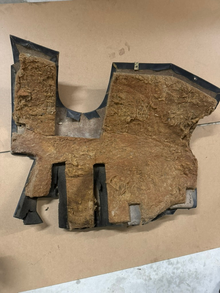 BMW E3 Trittverkleidung unter dem Armaturenbrett (Pedalbereich) – Schwarz – Selten