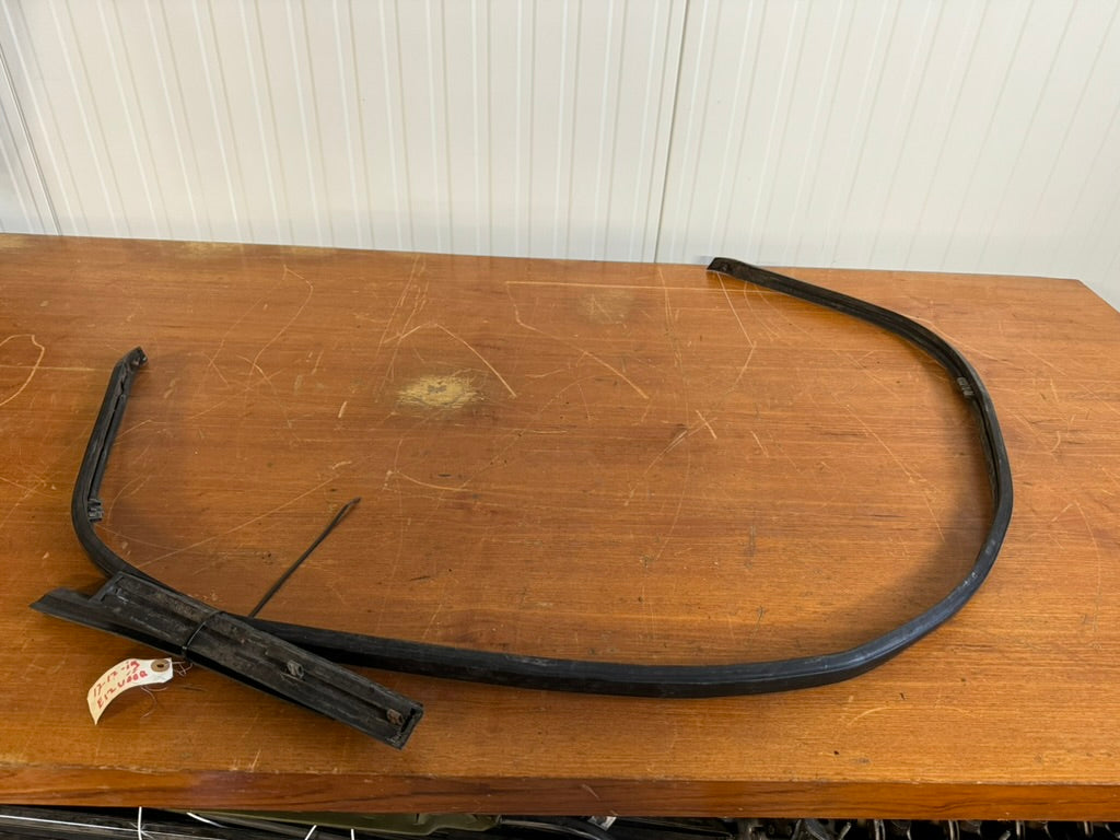 BMW E12 Voorbumper Rubberen Sierlijst Set – Gebruikt, Origineel