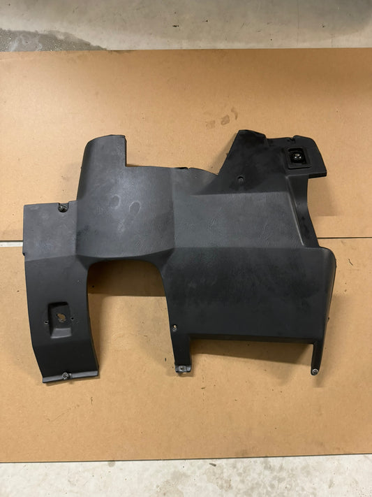 BMW E28 Schopbord – Zwarte afdekplaat onder dashboard (bestuurderszijde, LHD) – Lichte schade