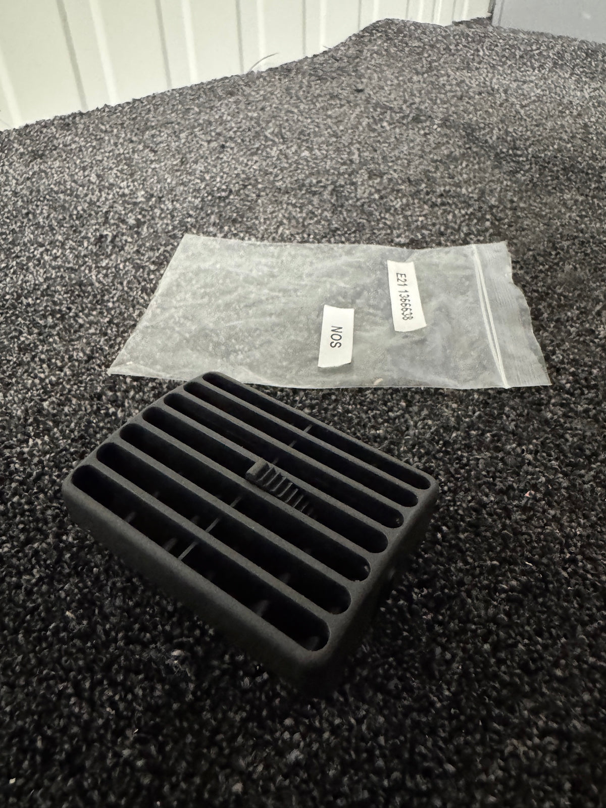Genuine BMW E21 Center/Left Fresh-Air Vent Grille – 64221366638 NOS