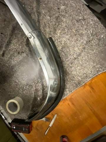 BMW E9 Frontstoßstange – Guter Zustand (Original) inklusive Gummileiste / Stoßschutz (Fahrerseite)