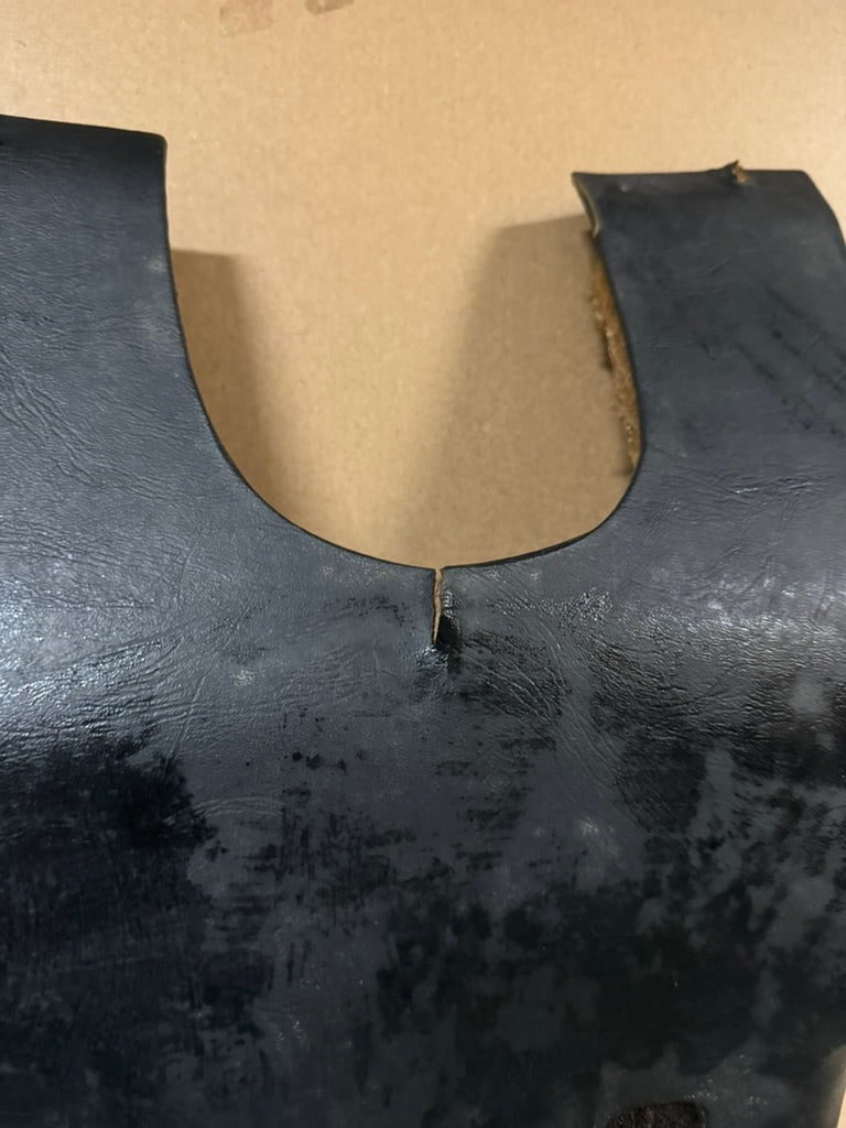 BMW E3 Trittverkleidung unter dem Armaturenbrett (Pedalbereich) – Schwarz – Selten