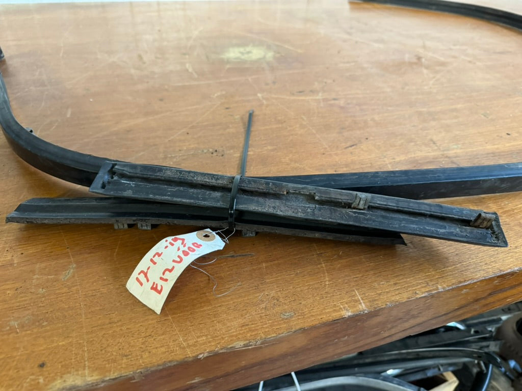 BMW E12 Voorbumper Rubberen Sierlijst Set – Gebruikt, Origineel