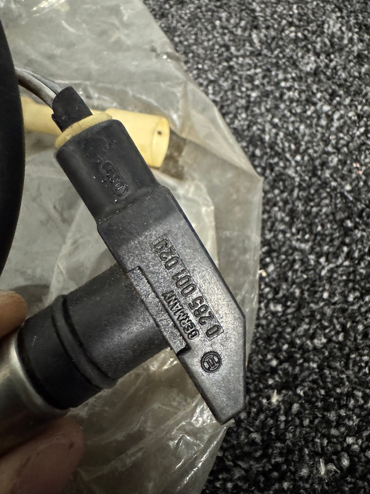 Bosch BMW E23 / E24 / E28 Front ABS Wheel Speed Sensor – NOS with Cable Cover Damage – 0265001029