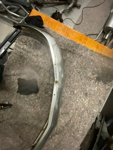 BMW E9 Frontstoßstange – Guter Zustand (Original) inklusive Gummileiste / Stoßschutz (Fahrerseite)