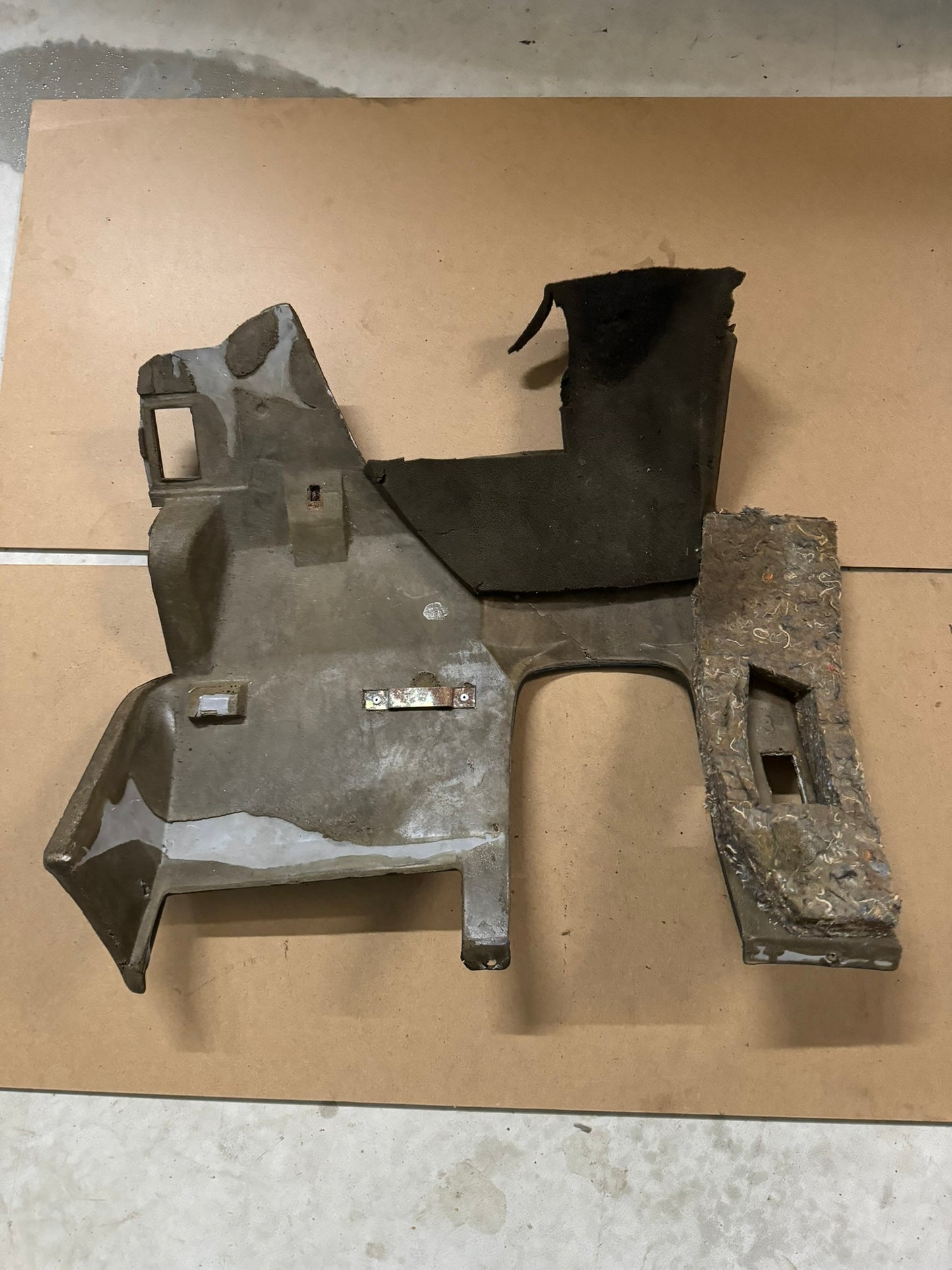 BMW E28 Schop-paneel – Zwarte bekleding onder dashboard (bestuurderszijde, LHD) – Lichte schade