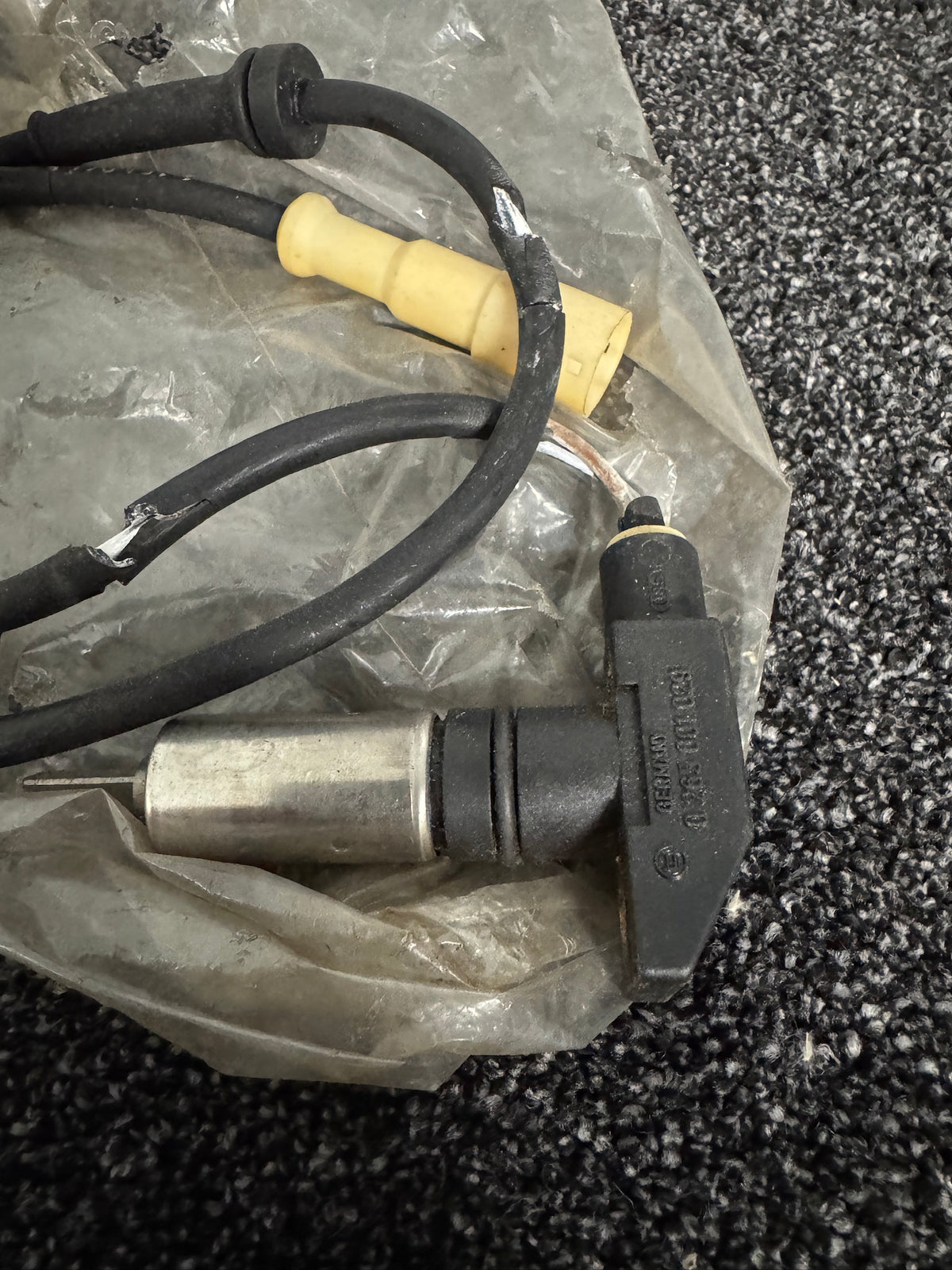 Bosch BMW E23 / E24 / E28 Front ABS Wheel Speed Sensor – NOS with Cable Cover Damage – 0265001029
