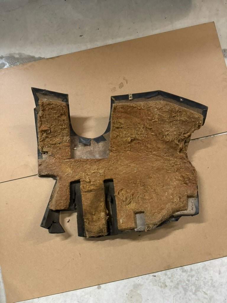 BMW E3 Trittverkleidung unter dem Armaturenbrett (Pedalbereich) – Schwarz – Selten