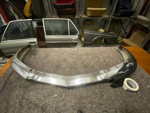 BMW E9 Frontstoßstange – Guter Zustand (Original) inklusive Gummileiste / Stoßschutz (Fahrerseite)